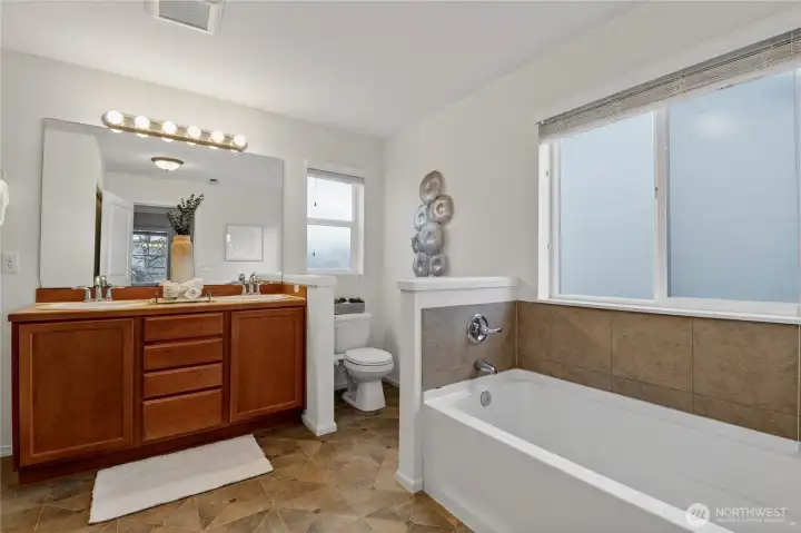 Spa Bath w/Soaking Tub