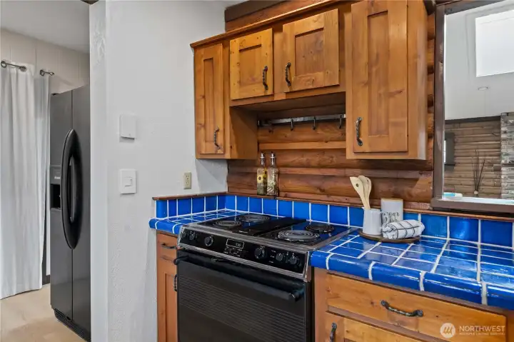 All appliances stay! Note the refrigerator is to the left!