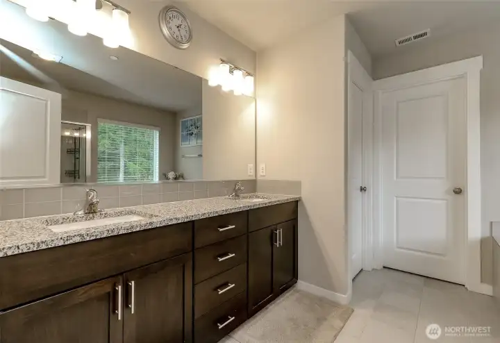 5 piece en-suite off Primary