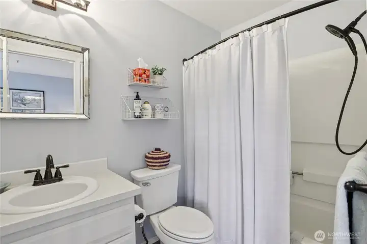 2nd Ensuite Full Bathroom Tub/Shower