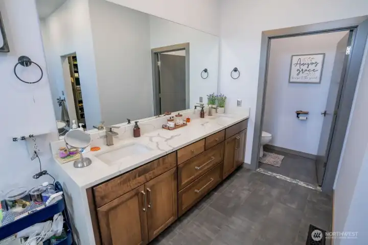 Dual sinks, separate toilet room