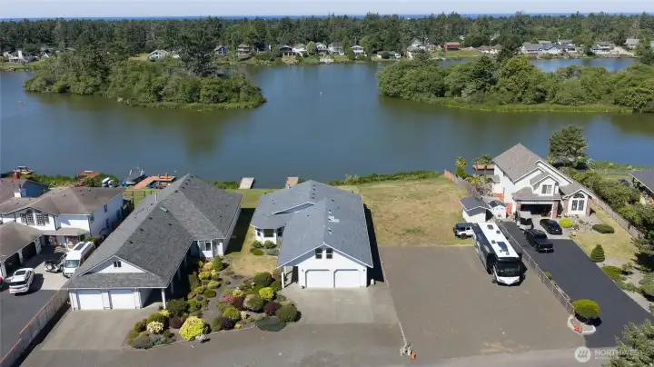 Gorgeous view of the islands that wildlife call home. Enjoy the Blue Heron as they spend their summers roosting in Ocean Shores