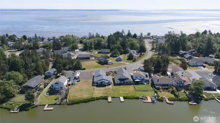 Walking distance to Grays Harbor Bay.