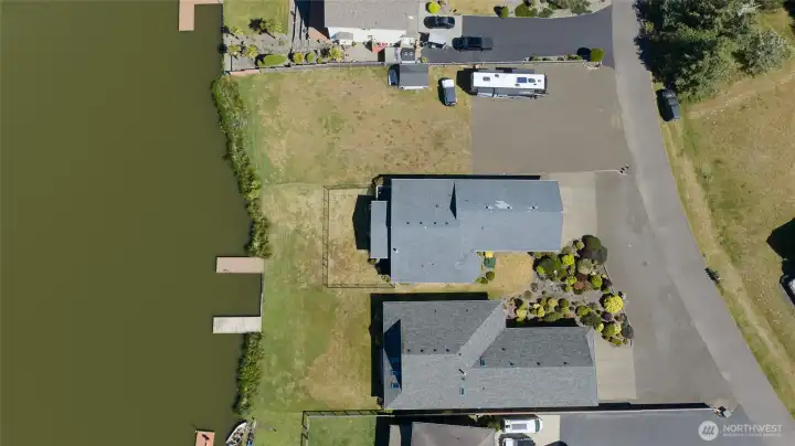 Overview of large 11,215 square foot lake front lot