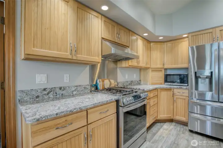 New in 2025 stainless steel propane range, backsplash and hood perfect for those gourmet meals