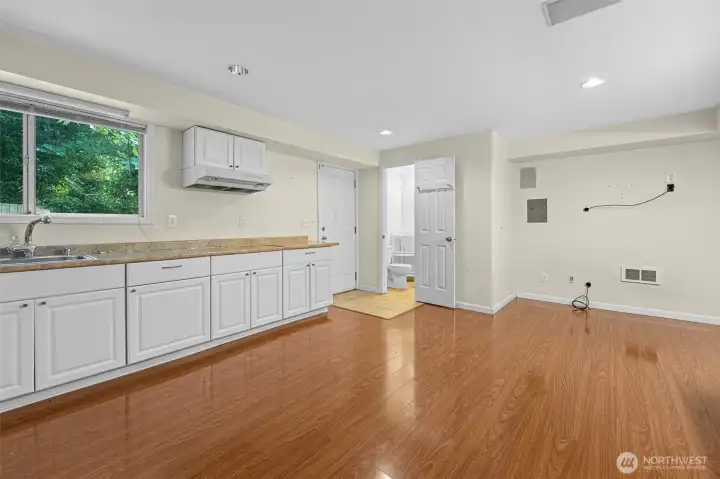 Lower unit w/ separate access Lower unit w/ separate access