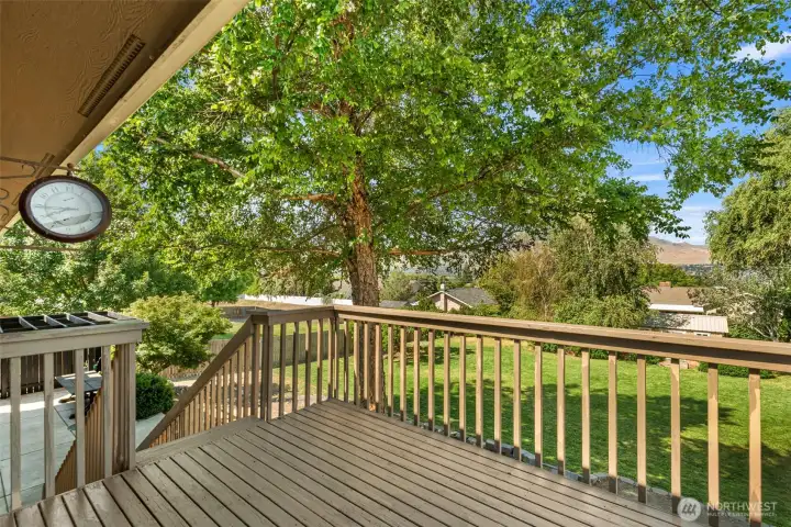 Upper deck with stairs down to the back yard Upper deck with stairs down to the back yard