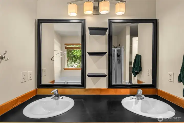Dual sink basins in Primary bath Dual sink basins in Primary bath