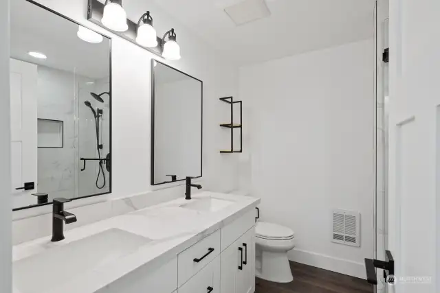 Dual sinks in the primary suite