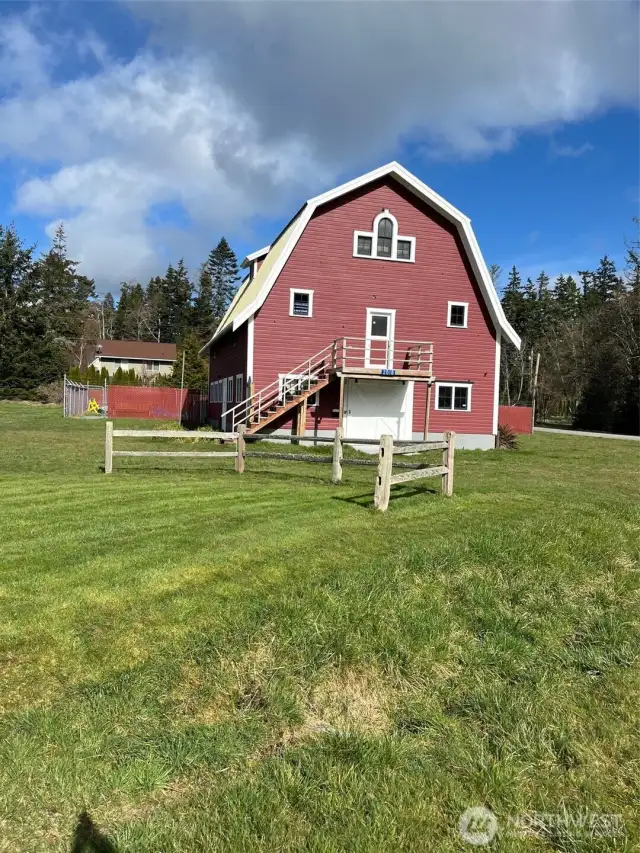Bon Air Community Club HOA has a Clubhouse, Pool, pool barn, community play equipment and beach access.