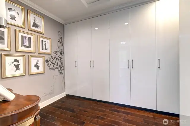 Yes, this is the closet/dressing room.  Custom built ins that include a slide out shoe rack that holds 36 pair of shoes.