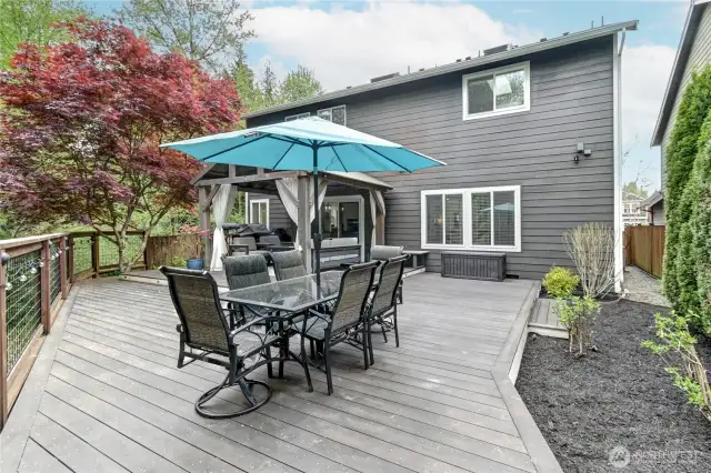 Outdoor dining.  Room for many tables.