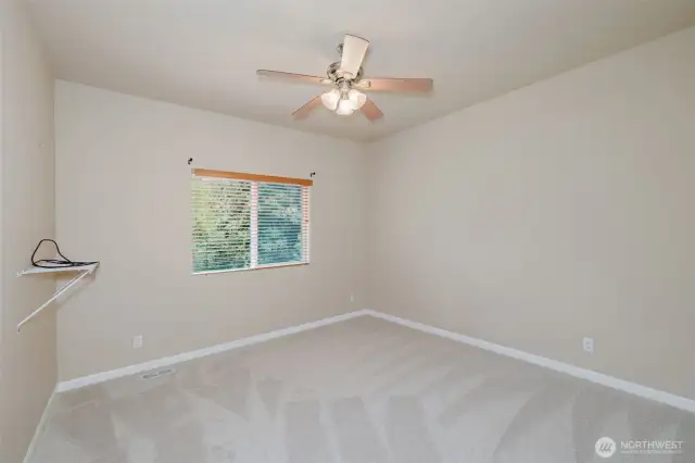 Secondary bedroom with natural light and ceiling fan