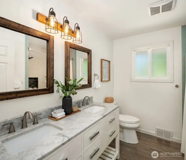 Bathroom 2 (full)