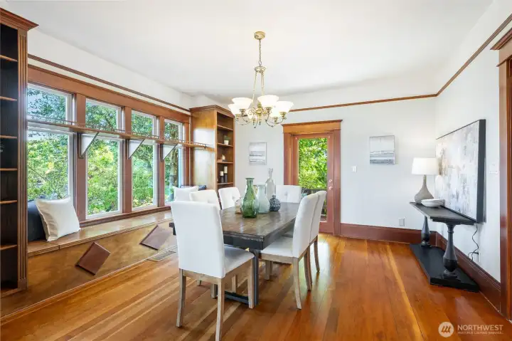 dining room opens to back yard deck