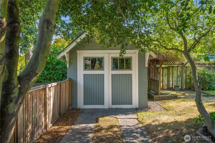 garage/workshop equipped with electricity
