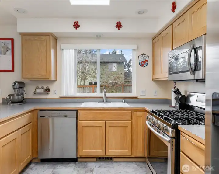 All SS kitchen appliances stay!