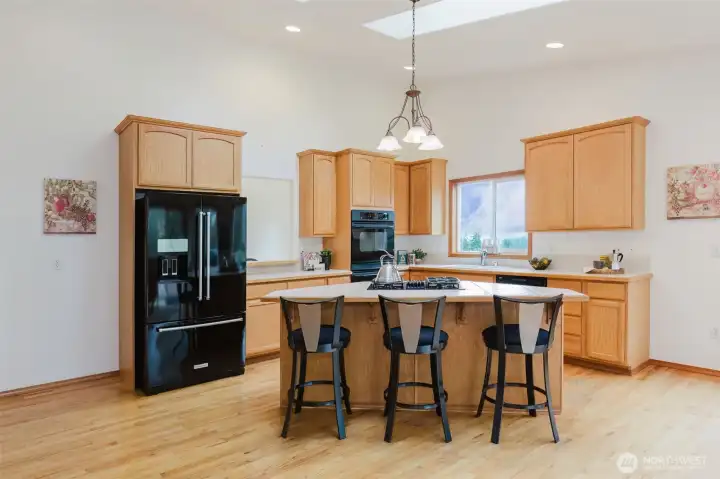 Kitchen with eat-in island