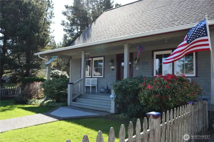 Picket fence around front yard