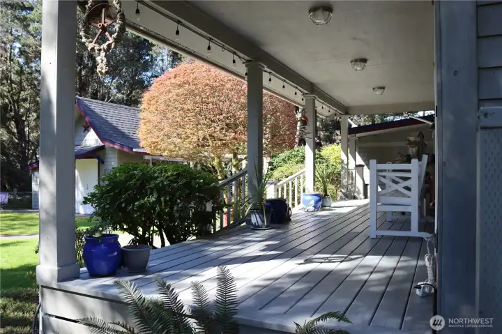 Covered front porch!