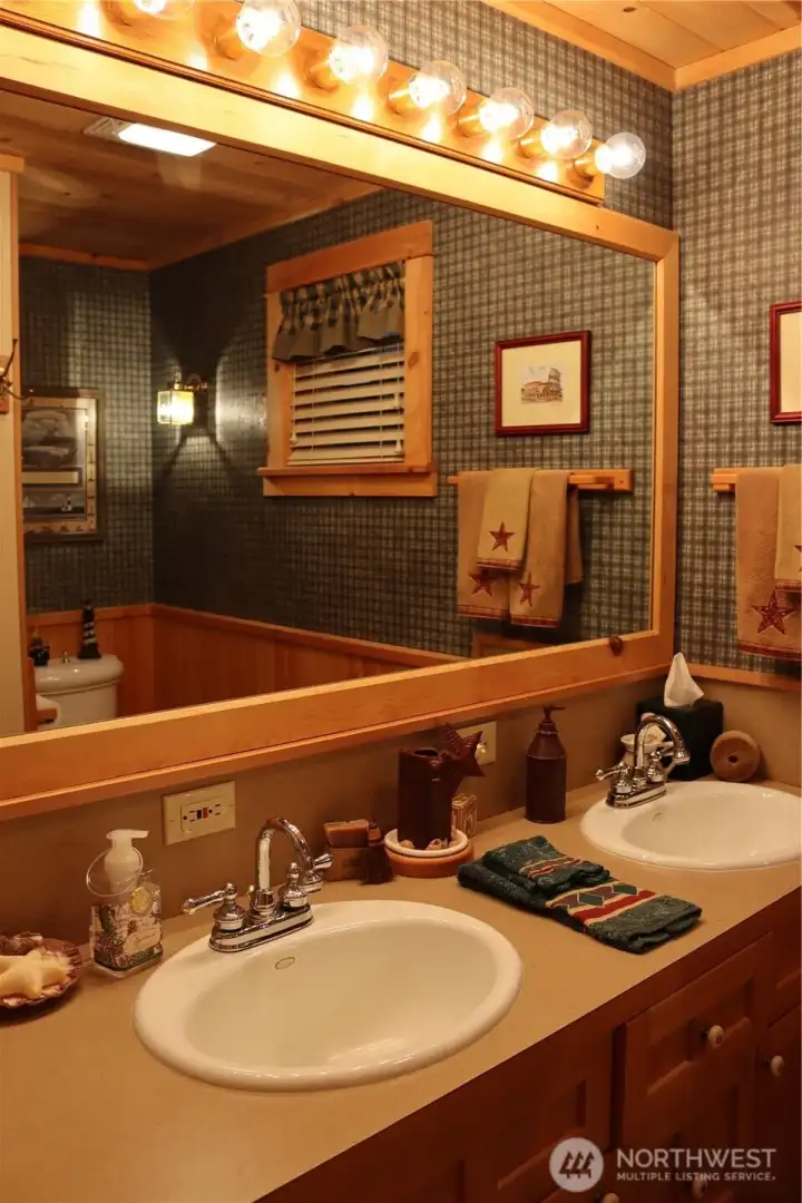 Hall 3/4 bathroom with shower