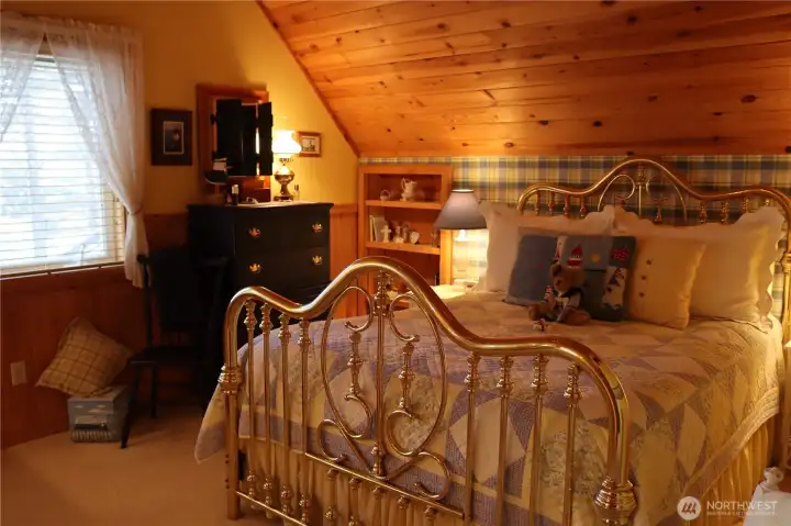 Upstairs primary bedroom