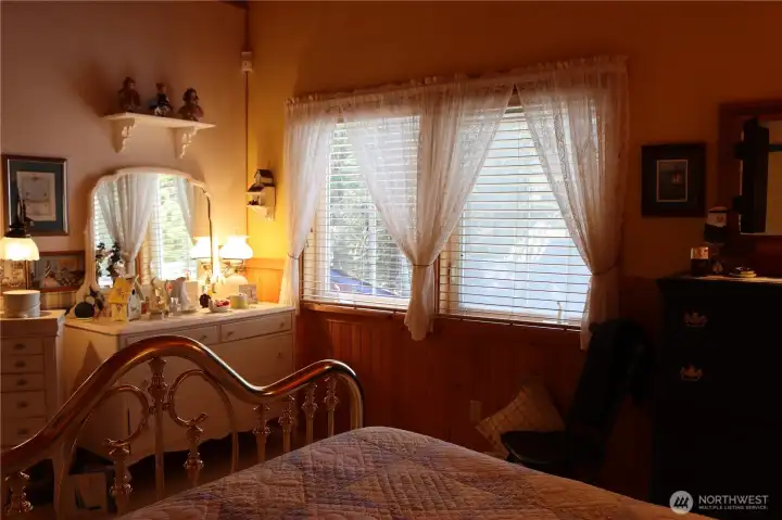 Upstairs primary with a peek aboo view of ocean!