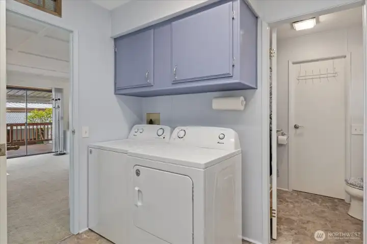 Full size washer/dryer.