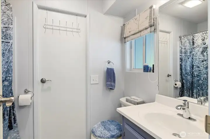 Main guest full bath.