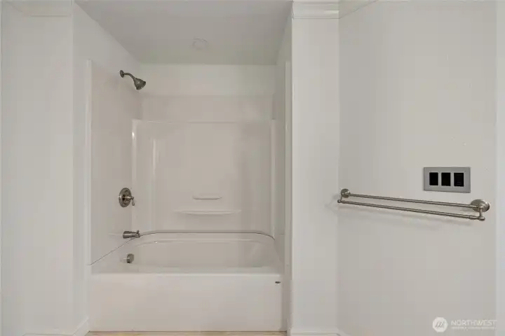 PRIMARY BATH/SHOWER COMBO