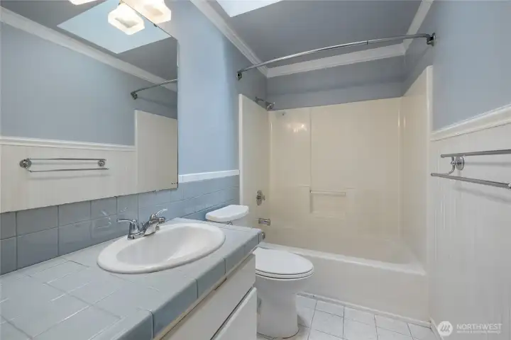 Full shared bath located near the 2 guest bedrooms