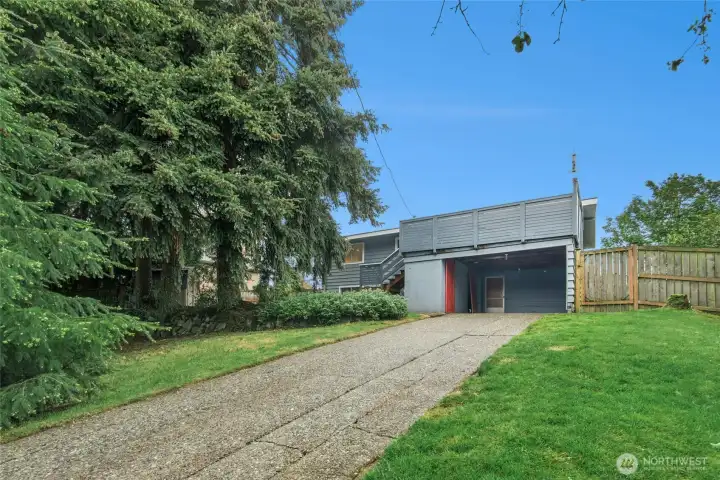 long driveway in the back to park the RV or boat. separate entry to lower level