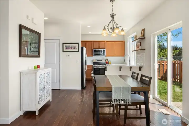 Spacious dining area with room for 6