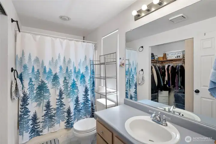 Primary bath w/walk in closet