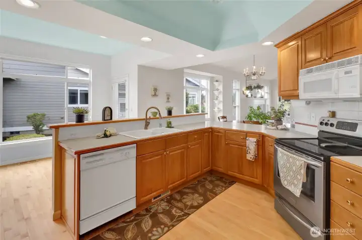 Hardwood floors and so much work space! Hardwood floors and so much work space!