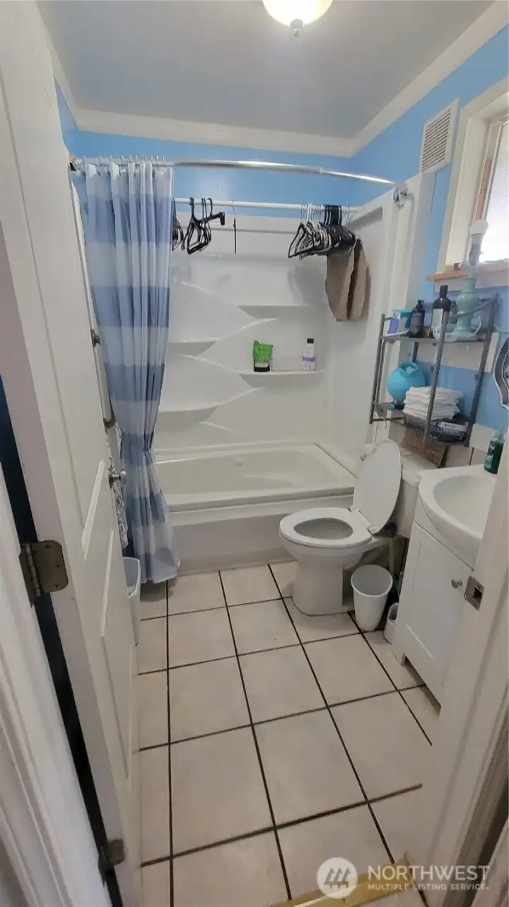Full bath main floor of the house Full bath main floor of the house