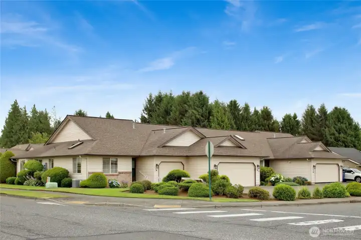 With only four units in the complex, you'll enjoy a quieter, more private setting. With only four units in the complex, you'll enjoy a quieter, more private setting.