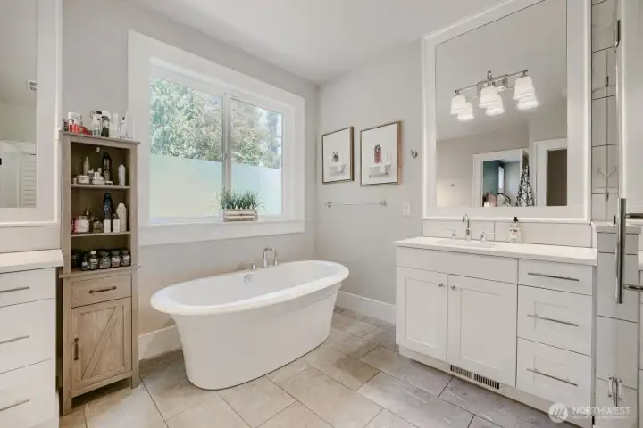 Soaking tub in the 1st primary bathroom. Soaking tub in the 1st primary bathroom.