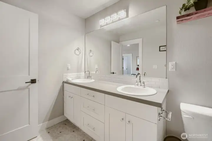 Upstairs full bathtroom. Upstairs full bathtroom.