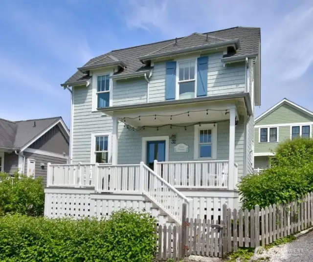"Beach Therapy" is a darling 2 bedroom cottage that sits behind the Town Hall in Seabrook. It's on a quiet lane and has a peek-of-ocean view from upstairs.