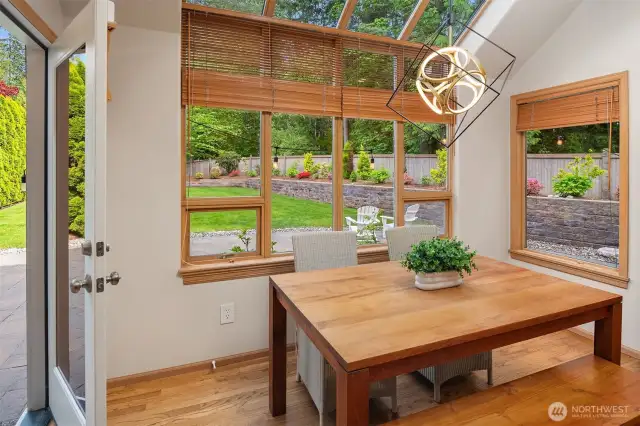 A sun-soaked eating area that offers direct access to the yard, perfect for enjoying meals al fresco.