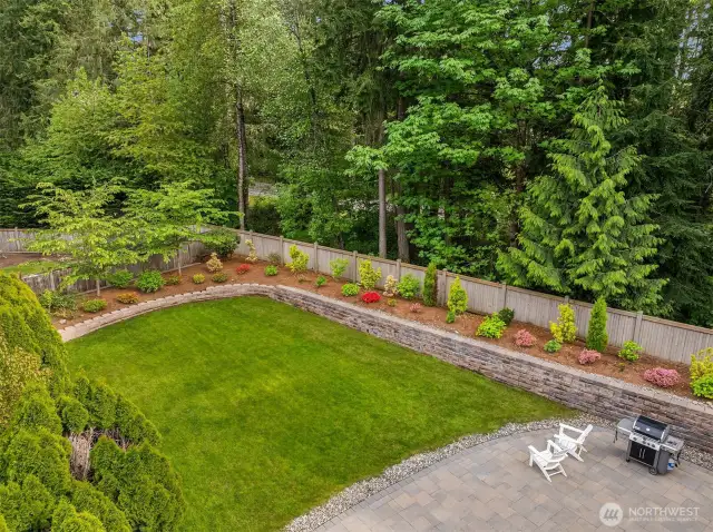 A dream yard! Perfectly landscaped and offering plenty of space for relaxation and outdoor activities.