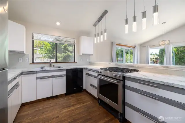 Dining area to the right of the kitchen