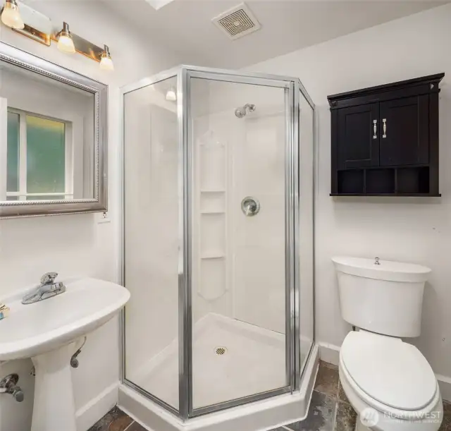 Primary suite 3/4 bath
