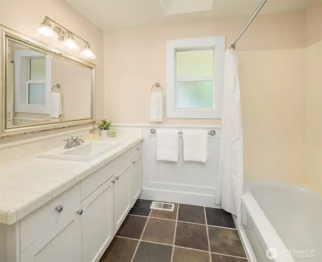 Hall full-bath