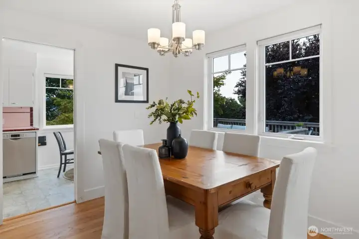 With direct connection to both the kitchen and living areas, it’s perfectly designed for everyday meals as well as more formal entertaining.