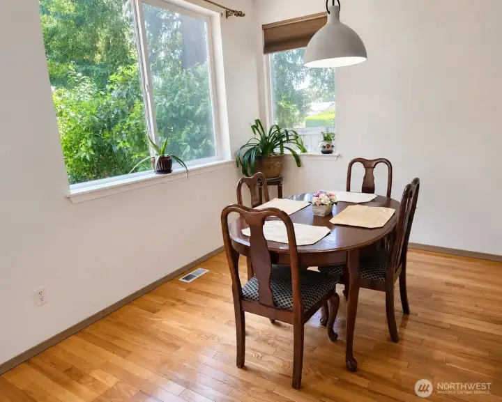 Breakfast Nook - Dining room area