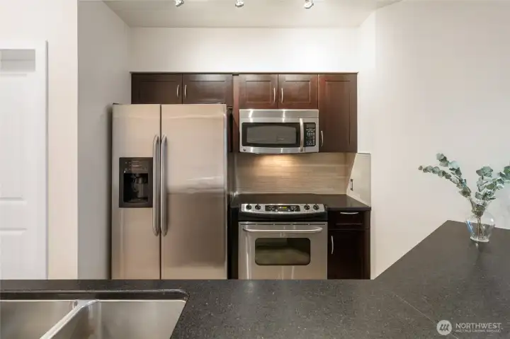 Stainless steel appliances, granite countertops, abundant storage and plenty of prep space - a dream to cook in!