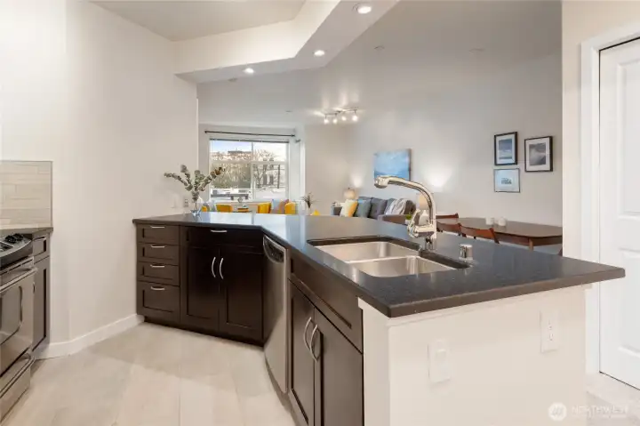 When you don't feel like cooking, there's dozens of great restaurants nearby, ranging from casual late-night bites to 5-star fine dining.