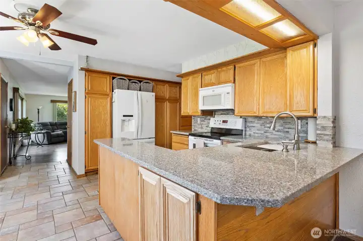 ~Durable Top of the Line Quartz Countertops & White Appliances~